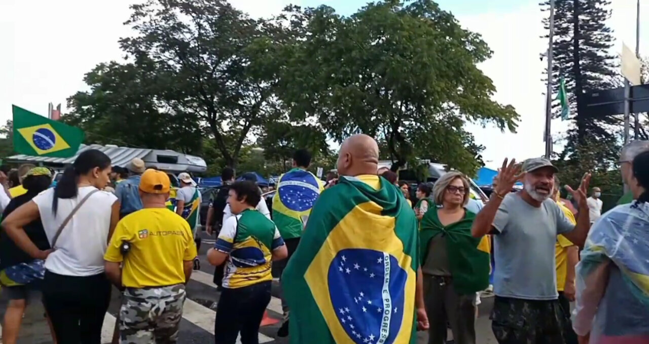 TV ESTRANGEIRA DA FRANÇA SENDO EXPULSA DO COMANDO MILITAR DO SUDESTE IBIRAPUERA=SP