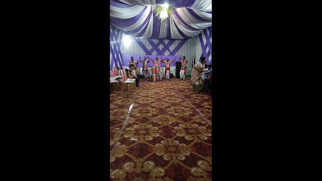 গান গাইছিল মহেন্দ্ৰ গায়কে