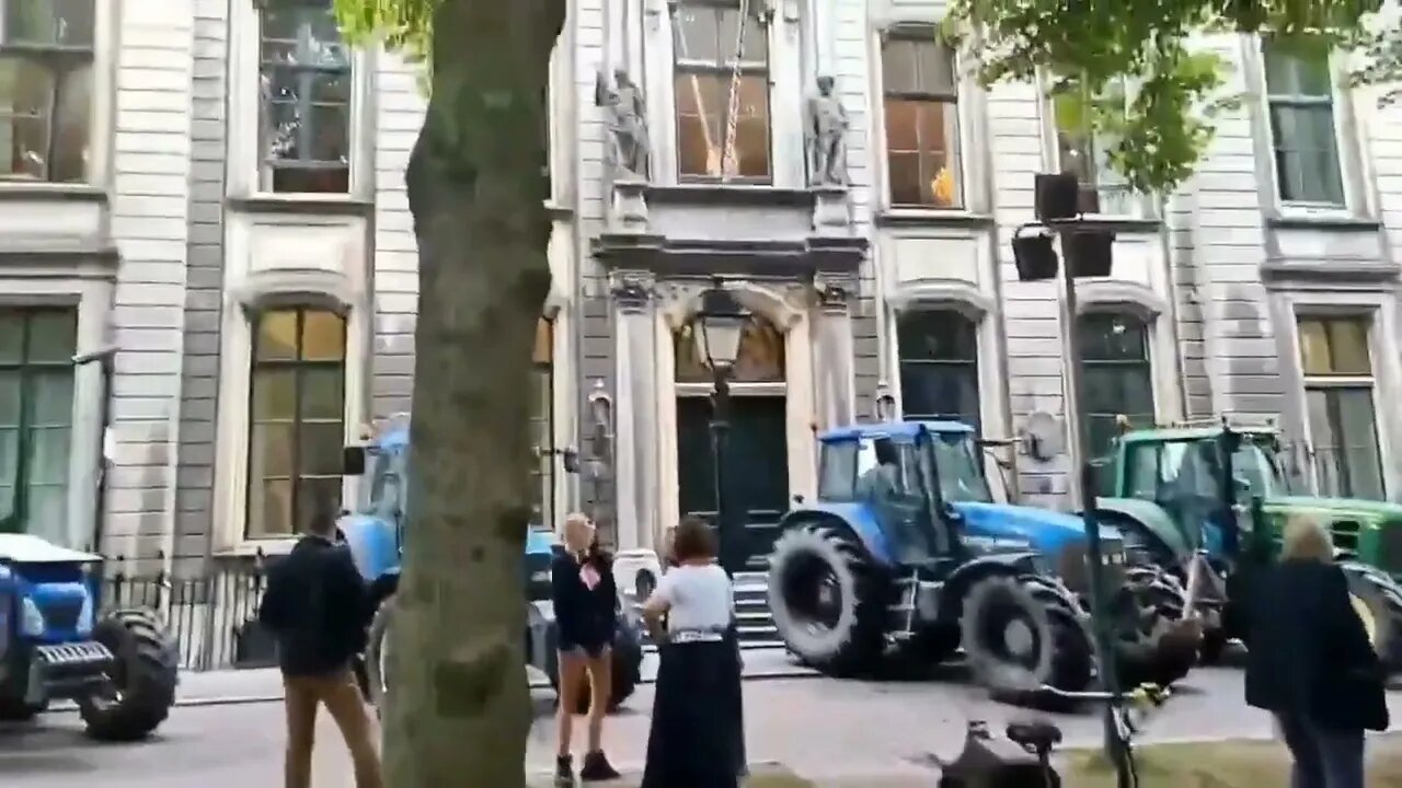 Breaking: 🇳🇱🚜 #DutchFarmers park in front of the Senate