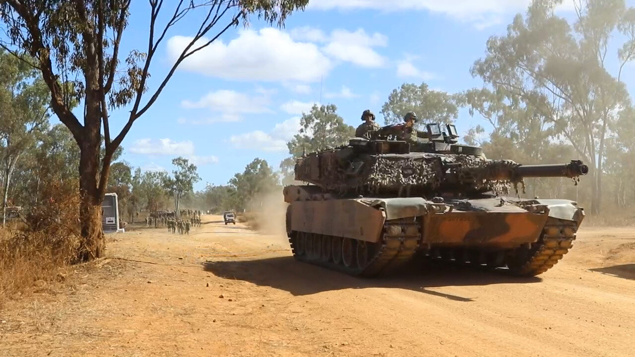 1AD soldiers conduct drivers training in Australian tanks