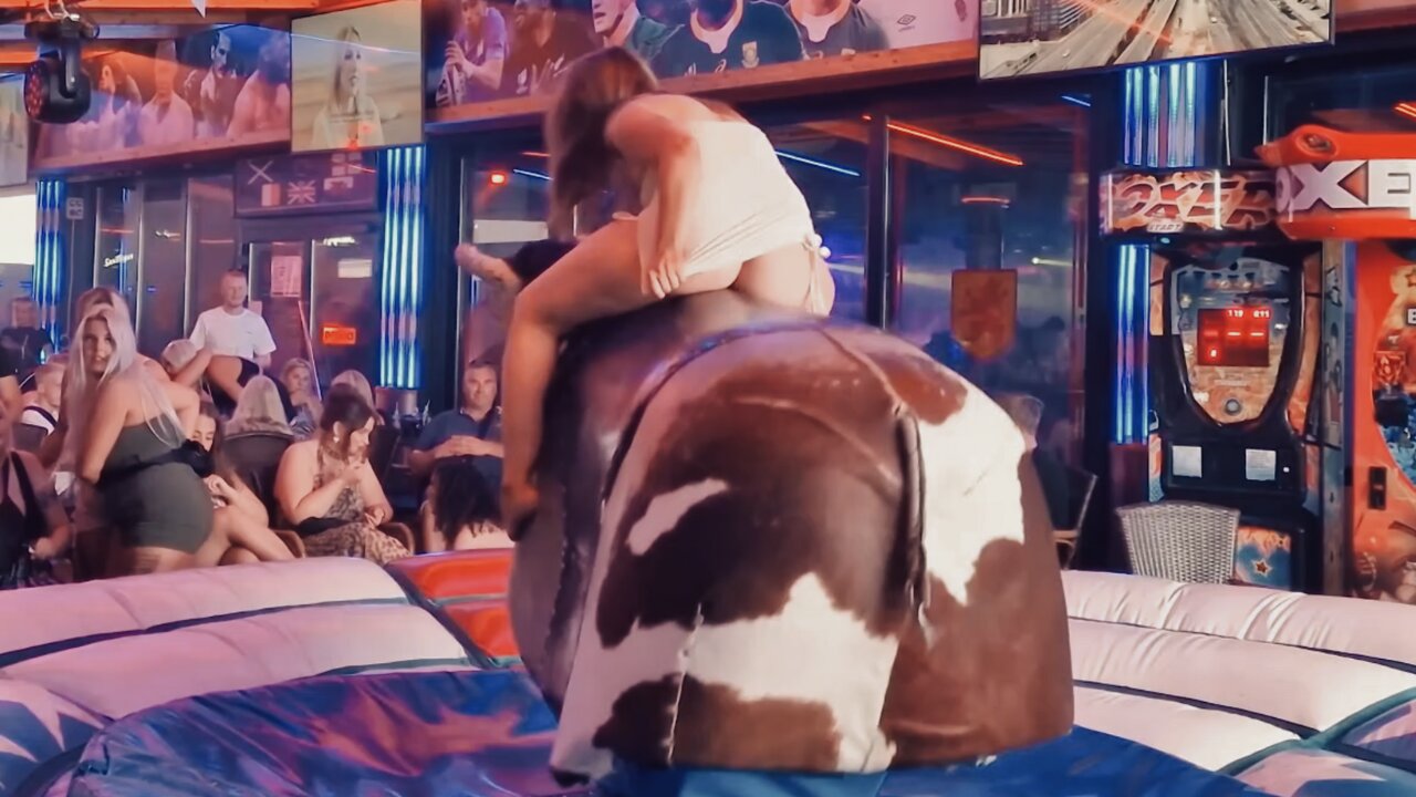 Pretty Girl in Beautiful Dress Riding on a Bull in Benidorm _ Mechanical Bull 4K. Epic Fail August