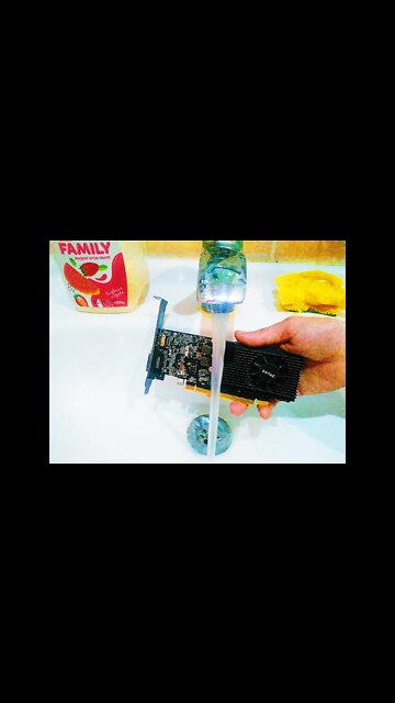 ПОМЫЛ ВИДЕОКАРТУ В ВОДЕ И ЗАПУСТИЛ 📺🚿 #Shorts