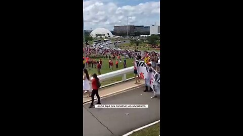 Vermelhos gritando “destruiremos o Brasil para construir o socialismo”!