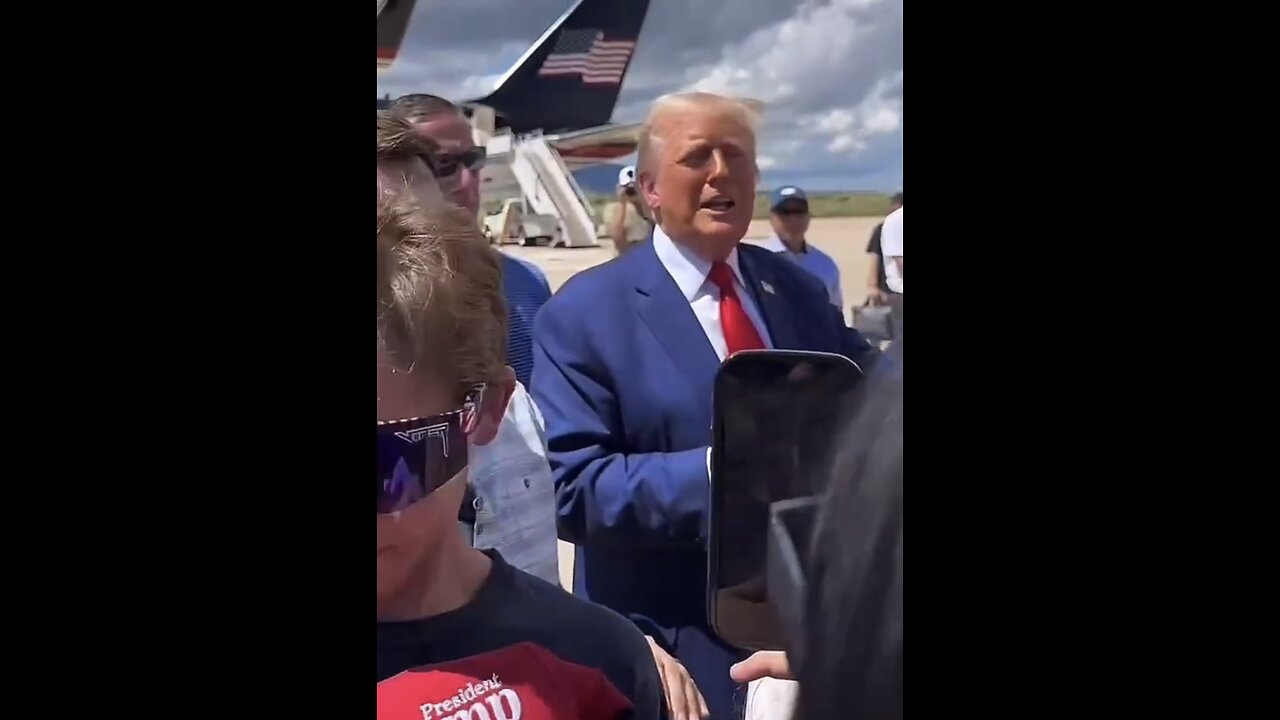 TRUMP❤️🇺🇸🥇🪽MEET SUPPORTERS🤍🇺🇸🏅🪽🛬VISITS ARIZONA SOUTHERN BORDER💙🇺🇸🏅🪽🚧⭐️