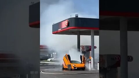LAMBORGHINI PEGA FOGO NO POSTO DE GASOLINA [ PEGOU FOGO ] PENSA NUMA TRISTEZA !!!