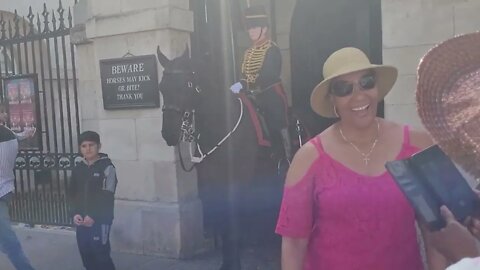 tourist acting nervous posing with the Horse #horseguardsparade #kingstroop