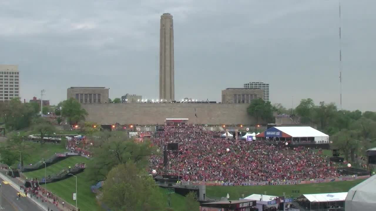 Time Lapse: Crowds fill in for NFL Draft Day 1