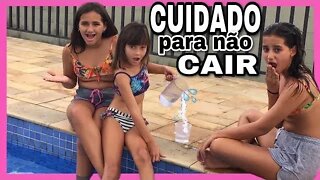 DESAFIO DA PISCINA / NÃO DERRUBE A ÁGUA NA PISCINA