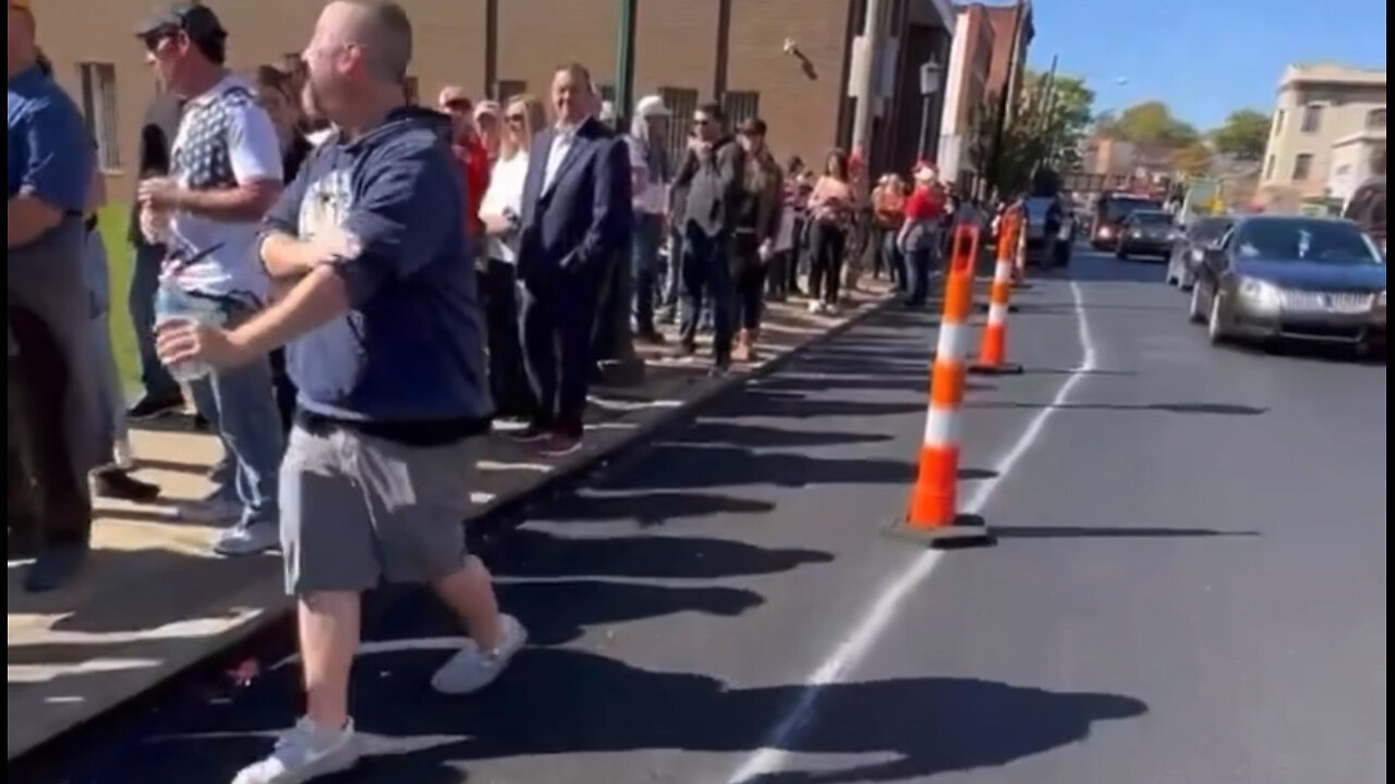 Line for Elon Musks town hall in Pennsylvania - 10/20/2024