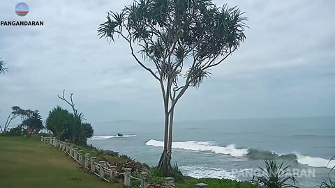 info Wisata Pantai Batu Hiu Pangandaran Ramai Pengunjung