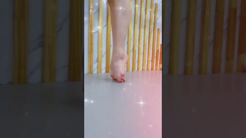 Chinese Girl Somehow Stands On Her Toes