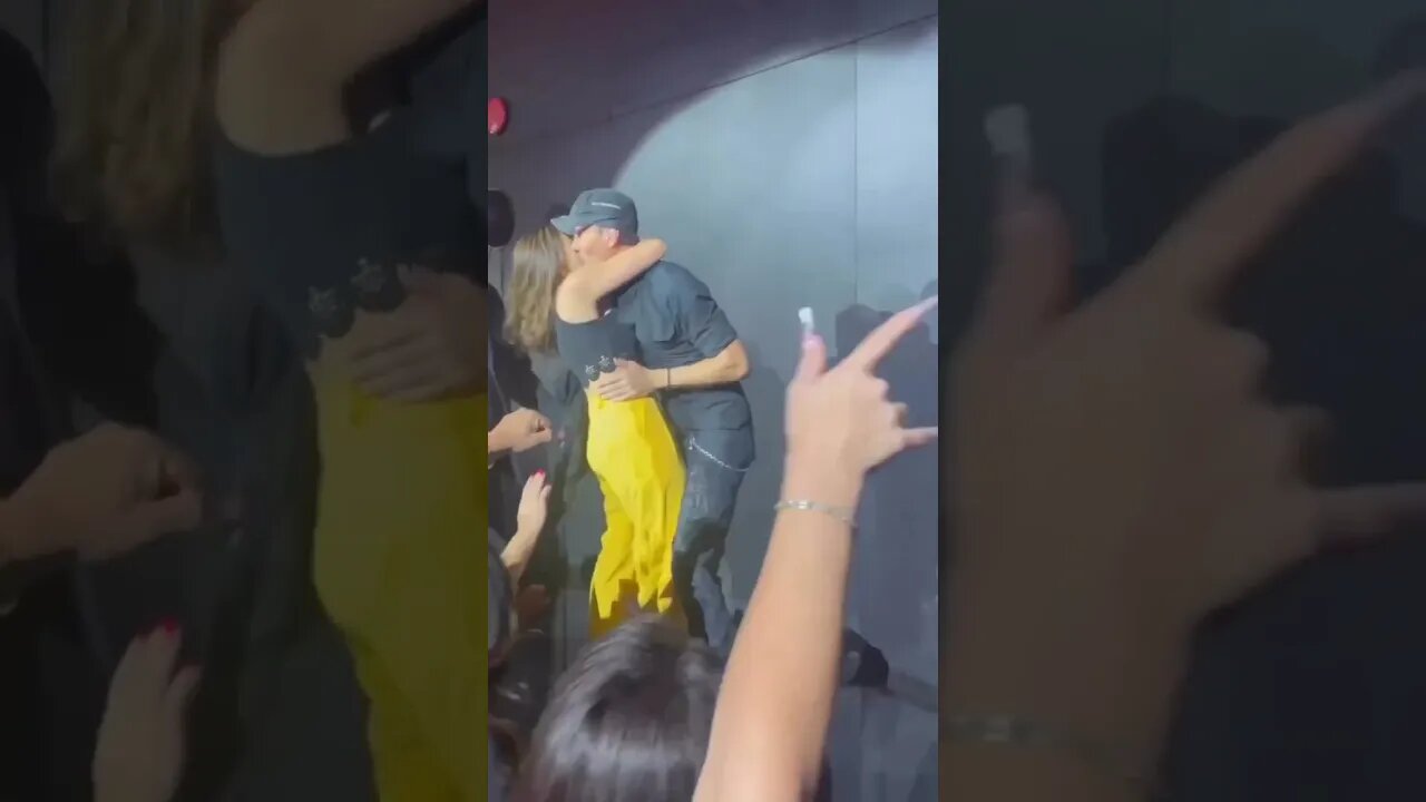 Wow! Hrithik Roshan kisses his fan👩‍❤️‍💋‍👩👩‍❤️‍💋‍👩#bollywood #viral