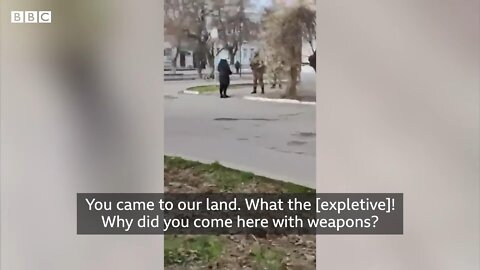 Ukrainian woman confronts armed Russian soldier