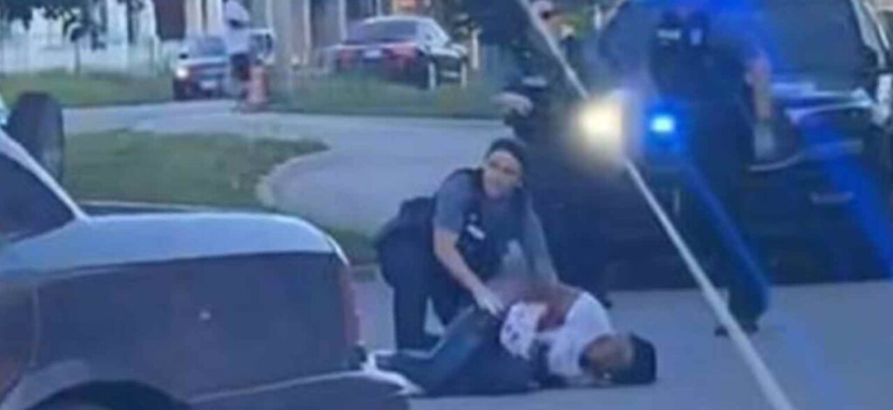 Cops shoot pregnant woman who won't get on the ground