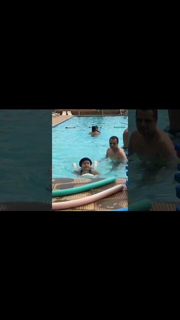 I'm learning to swim alone - Estou aprendendo a nadar sozinha - #shorts #linda #bebe