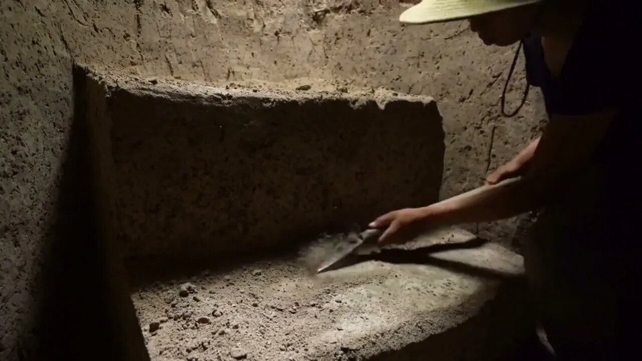 7. In the field, use a shovel to build a safe house underground. It's cool to live in summer!