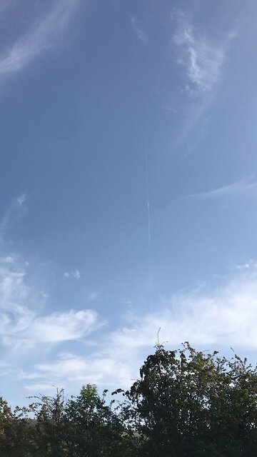 Wales 🏴󠁧󠁢󠁷󠁬󠁳󠁿 white lines on sky 06/09/2023 5:00 pm