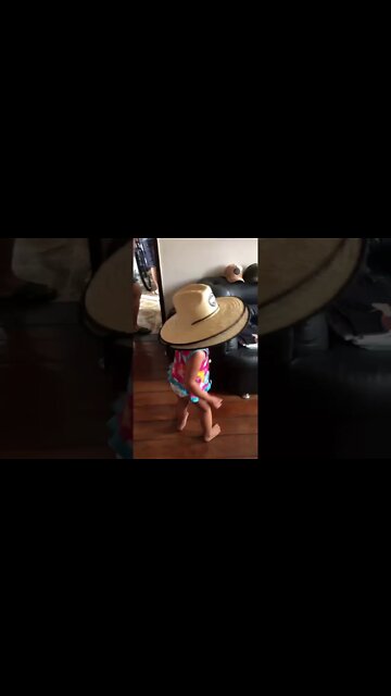 Bebe dançando Axé com um chapeu gigante muito legal e divertido #shorts #linda #bebe #viral