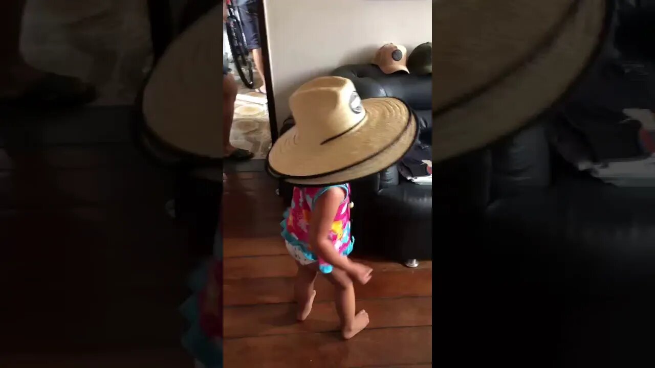 Bebe dançando Axé com um chapeu gigante muito legal e divertido #shorts #linda #bebe #viral