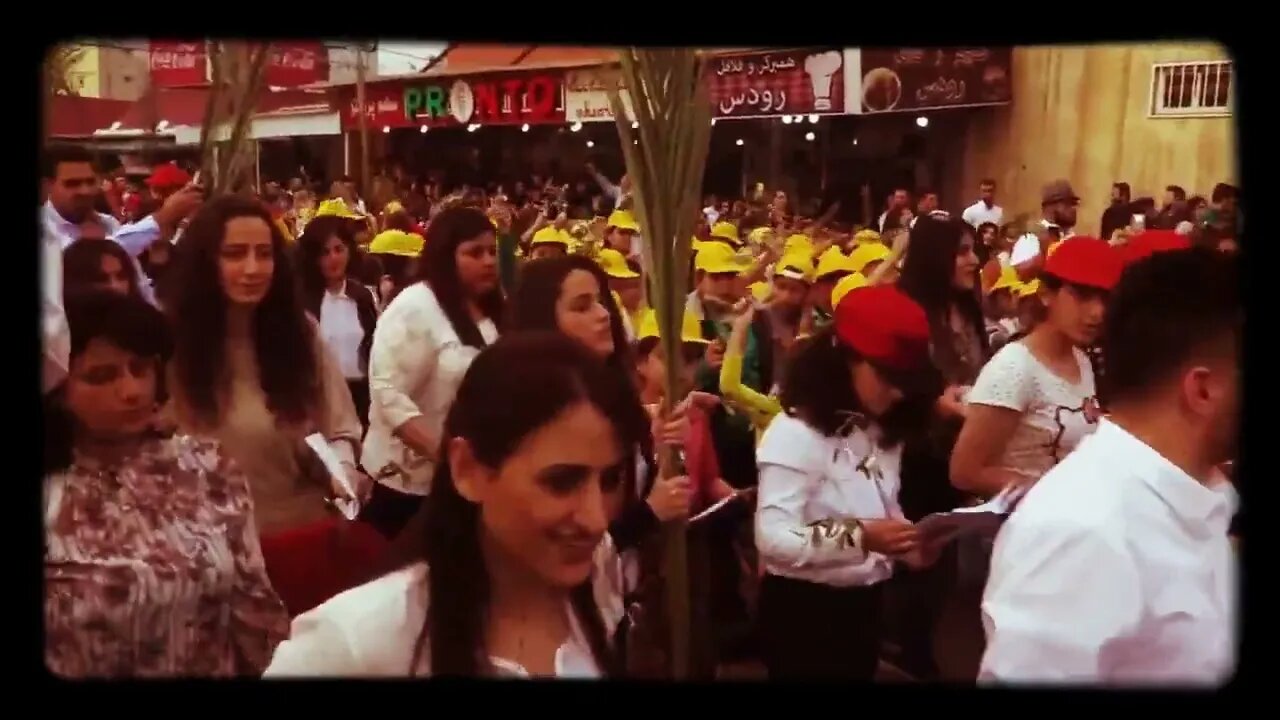 Es una de las procesiones del Domingo de Ramos en Irak - Miles de fieles católicos caldeos...