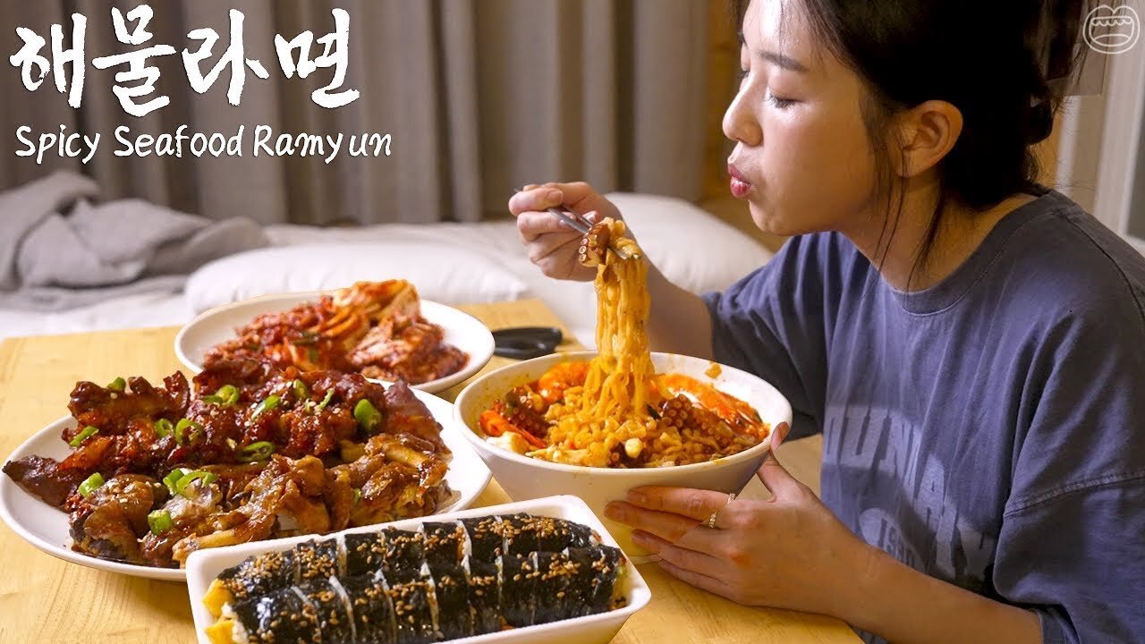 Real Spicy Seafood Ramyun (ft.Spicy Jokbal, Gimbap) ☆ Korean Market Tou