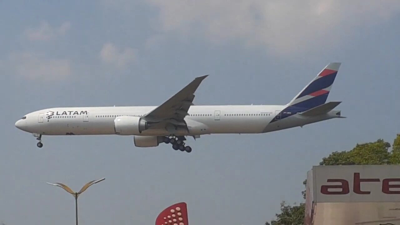 Boeing 777-300ER PT-MUI na final antes de pousar em Manaus vindo de Guarulhos