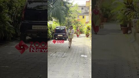 Malaika Arora briefly GREETS paps before getting inside her car post workout session 💪🏋️‍♀️