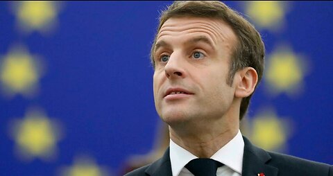 El líder francés Emmanuel Macron quedó indiferente ante el desmayo de uno de sus guardias