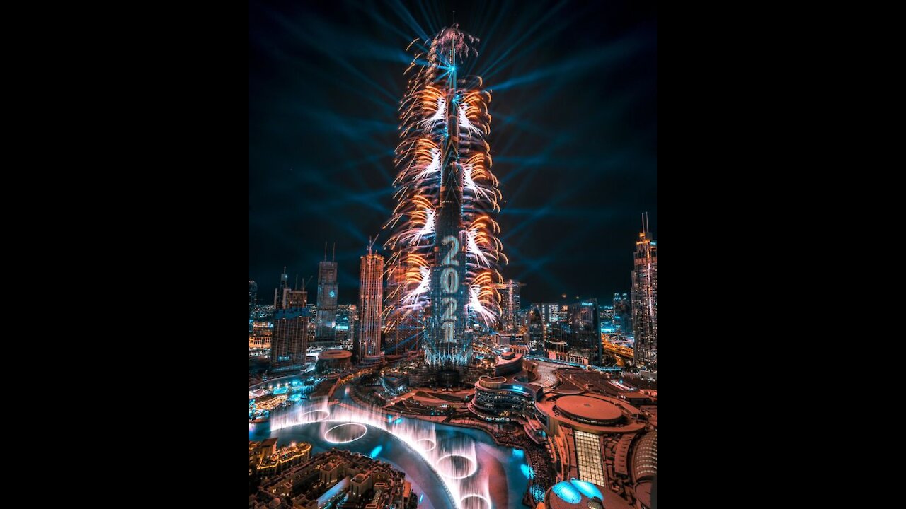 With fireworks .. A huge New Year's celebration at Burj Khalifa