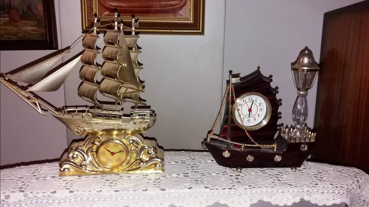 Ξύλινη και χρυσαφένια κατασκευή ρολογιών