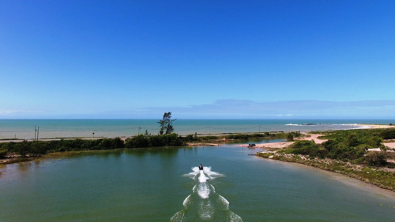 LAGO AZUL AO LADO DA PRAIA DO ALÉM NO UBU EM ANCHIETA DO ES, 2019.