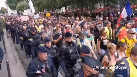 Policías y manifestantes, si bozal, marchan contra la tiranía en Francia.