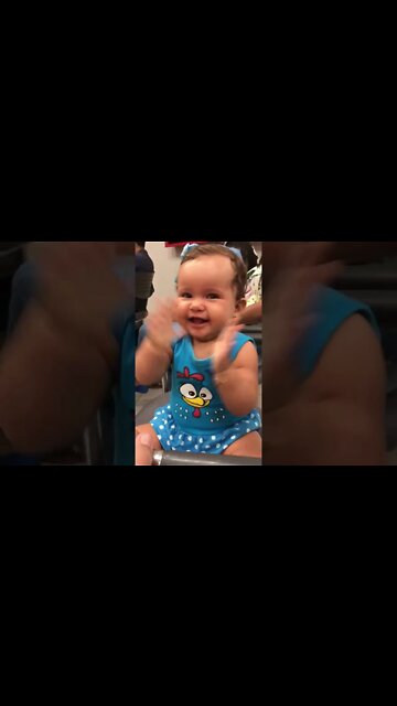 Vestida de galinha pintadinha e batendo Palminha #shorts #linda #bebe #viral