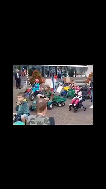 Dutch children showing their support for the farmers protests 🙏🏻