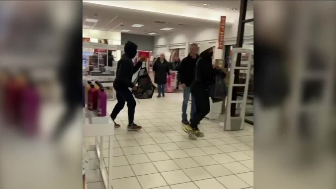 Woman captures theft of Ulta Beauty store on camera