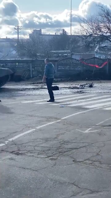 Local Residents in Chernihiv have stopped a #Russian tank.