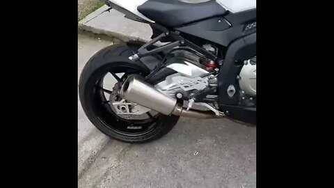 TODO MUNDO TEM VONTADE DE FAZER ISSO QUANDO COMPRAR SUA MOTO SUPER ESPORTIVA ( MEME ) #shorts #rir