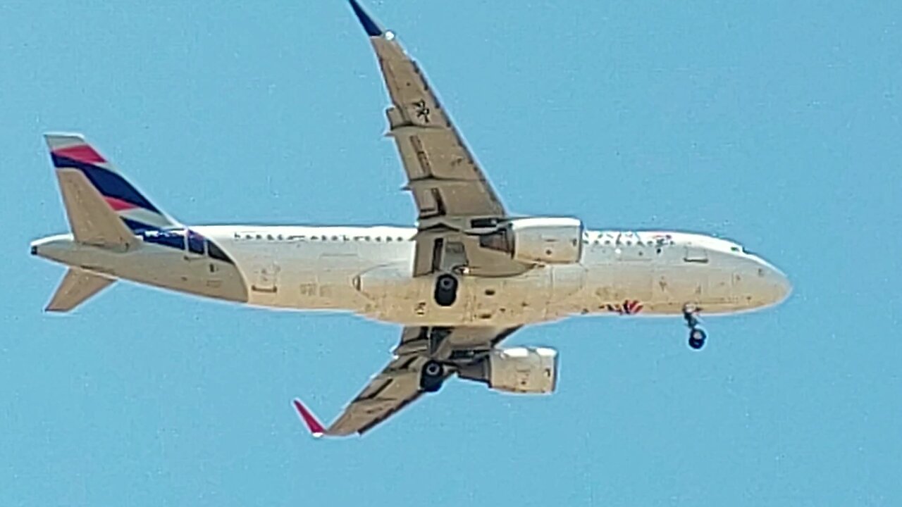 Airbus A321 PT-MXA coming from Guarulhos and Airbus PR-TYL A320 from Recife to Fortaleza