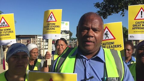 South Africa - Cape Town - Mayor Dan Plato and the Walking Bus in Lentgeur (Video) (xGQ)