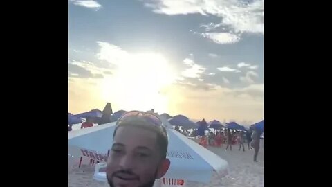 QUANDO AQUELE AMIGO SEM NOSSAO ATRAPALHA O SEU VIDEO NA PRAIA ( MEME ) ( VIRAL ) #shorts #rindo