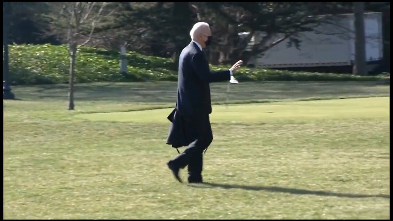 Biden Ignores Reporters Questions As He Returns From Camp David