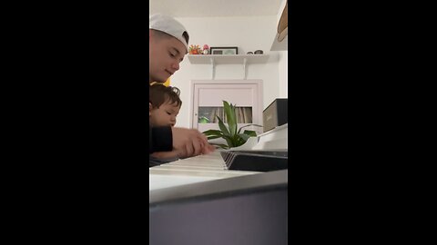 BABY PLAYS PIANO