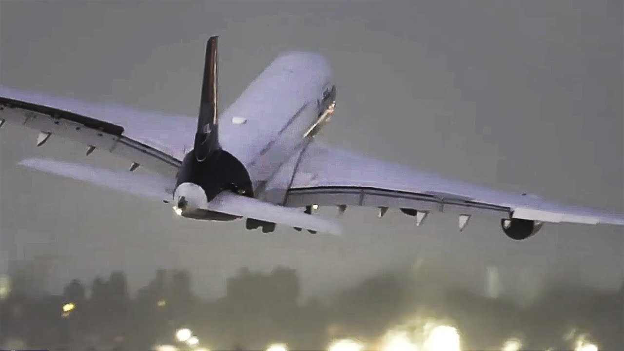 A380 Hits Wake Turbulence of Another A380