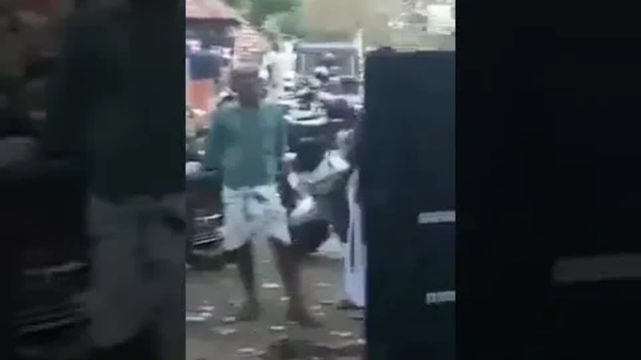 இன்னிசை பாடிவரும் 70 வயது முதியவர்