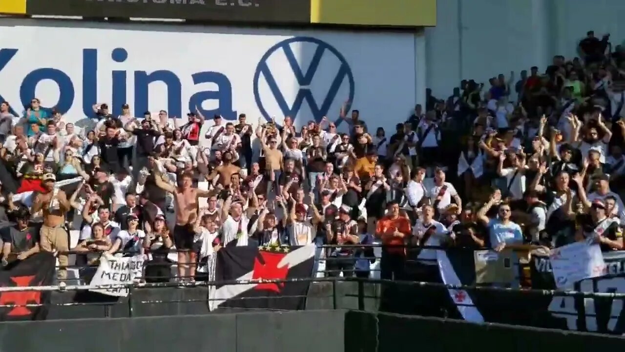 Torcida do Vasco cantando em Criciúma