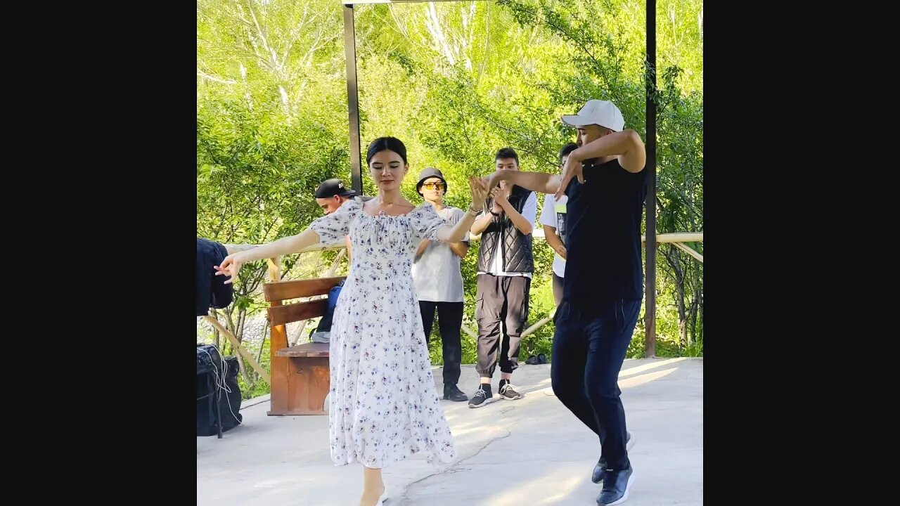 Зажигательная Чеченская песня 2022 / Девушка И Парень танцует лезгинку шикарно