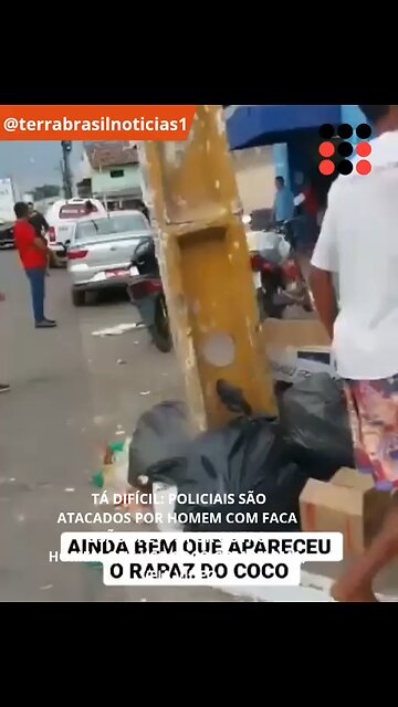 Policiais são atacados por homem com faca e são salvos por outro homem que usa coco como arma