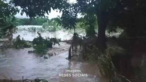 Novo Cruzeiro: chuvas fazem córrego transbordar e casa desabar na zona rural