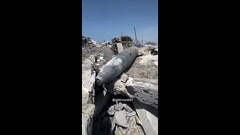 قنبلة للاحتلال لم تنفجر بعد قصف مربع سكني في مخيم النصيرات وسط القطاع. .