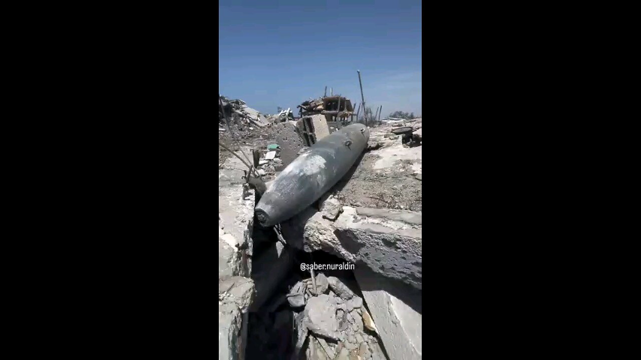 قنبلة للاحتلال لم تنفجر بعد قصف مربع سكني في مخيم النصيرات وسط القطاع. .